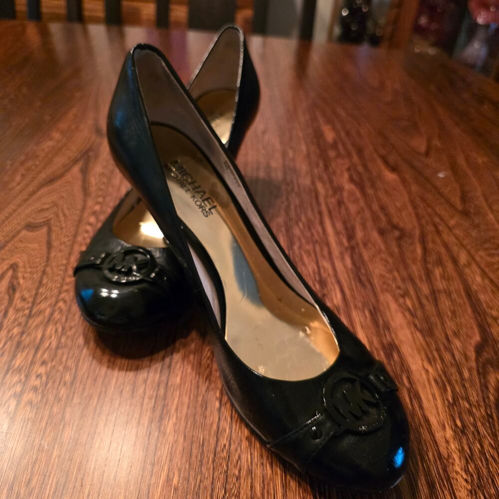 Michael Kors Black Patent Leather Low Heel Pumps Women's LOGO Maximalist SZ 8M